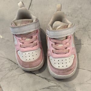 Nike Kids Sneakers in Pink and White toddler 4.5